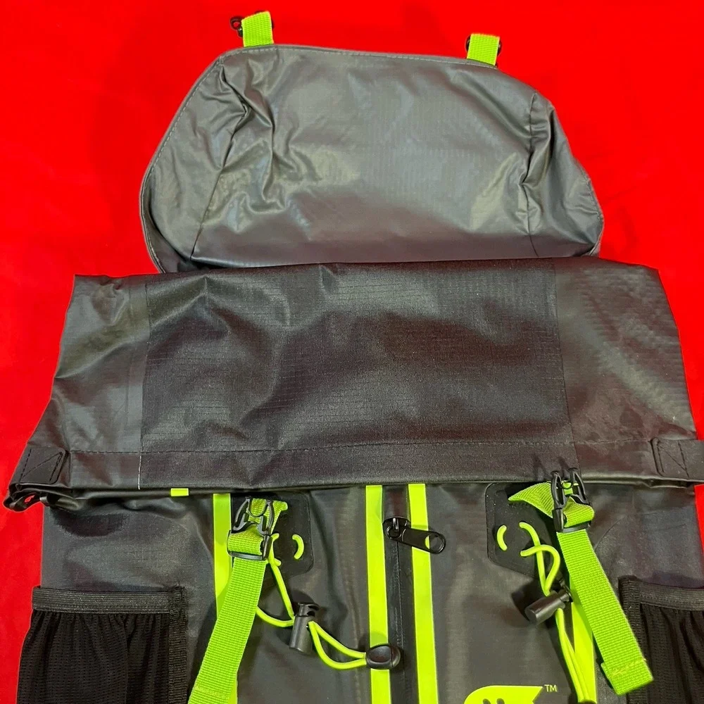 Geckobrands Waterproof 25L Large Backpack / Sports Gym Hiking Outdoor Travel